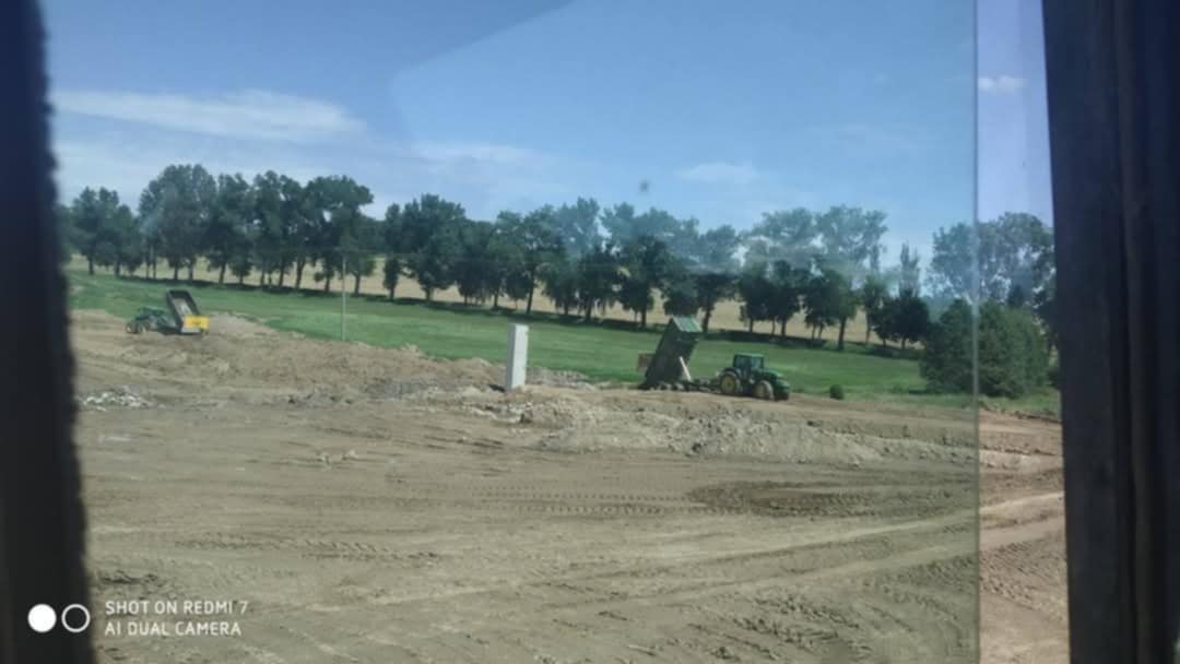 Realizace hráze rybníka postupným násypem.