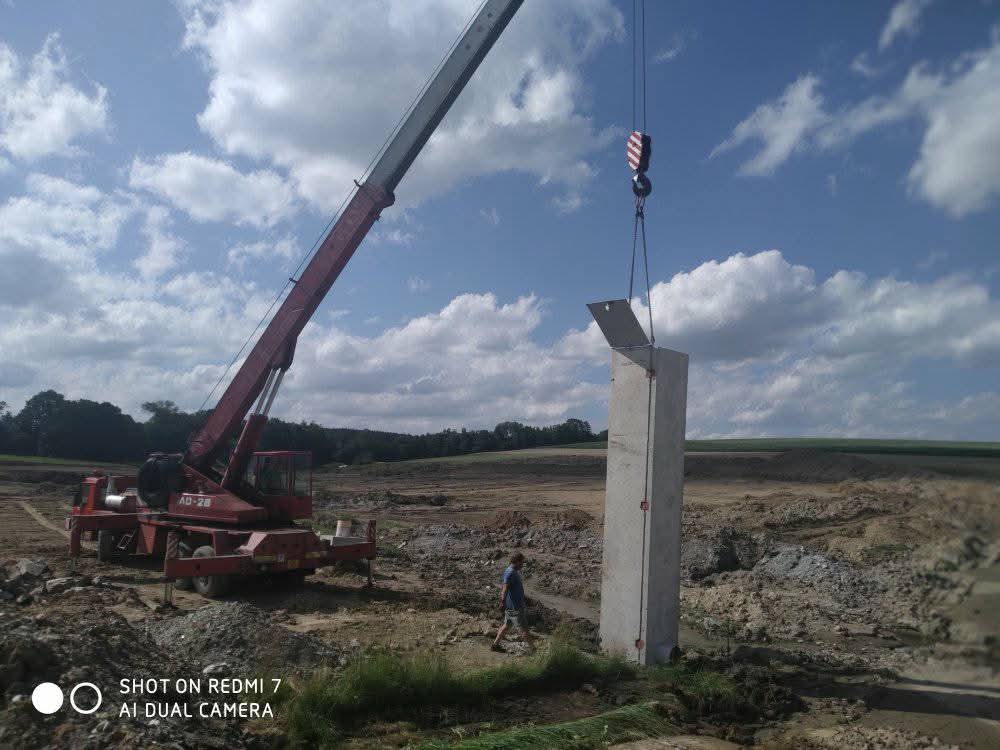 Postavení 6 metrového stavidla jeřábem.