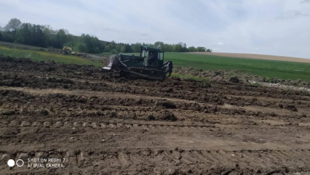 Skrývka ornice buldozerem.